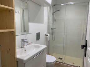 Salle d'eau Ernestine  www.gitesdesgirouettes.fr