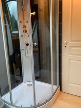 Douche chalet. www.gitesdesgirouettes.fr